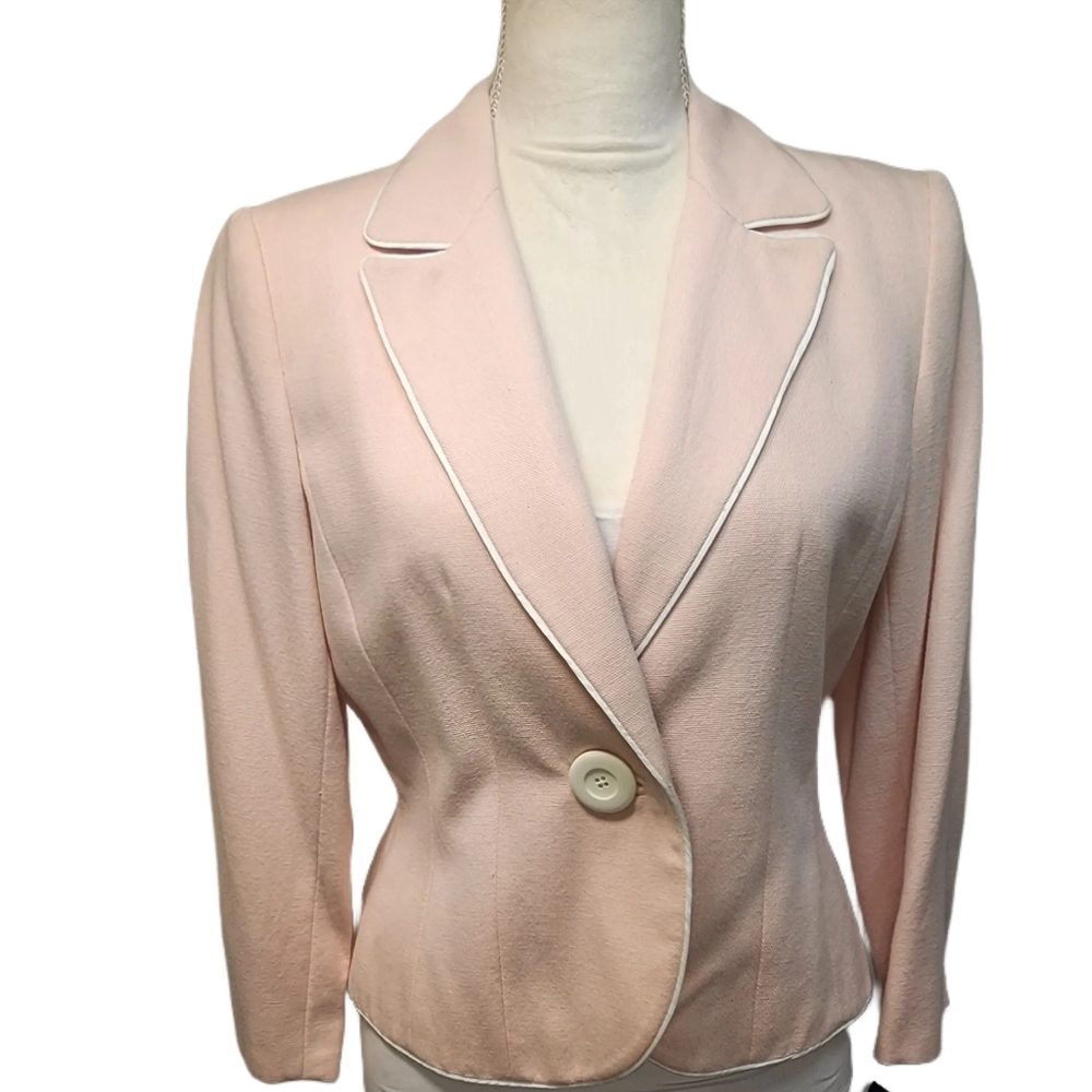 Context. Creamy Peach and White, Straight Skirt Suit Set. Size 6